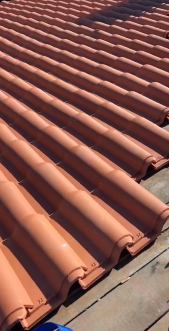 Tuiles neuves en terre cuite posées après rénovation