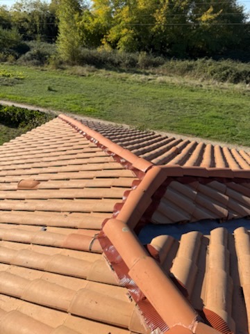 Faîtage et arêtiers scellés au mortier sur une toiture en tuiles neuves, en campagne girondine